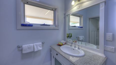 Bathroom - Cottage - Endeavour Court Motor Inn Dubbo NSW