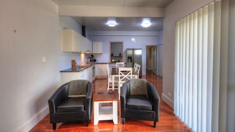 Living Room - Cottage - Endeavour Court Motor Inn Dubbo NSW
